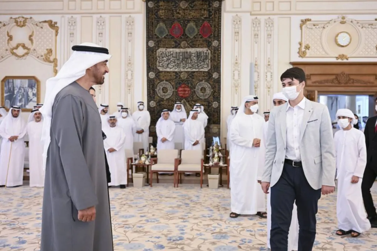 الشيخ محمد بن زايد مع أحد الطلبة الأوائل. الصورة من "وام"