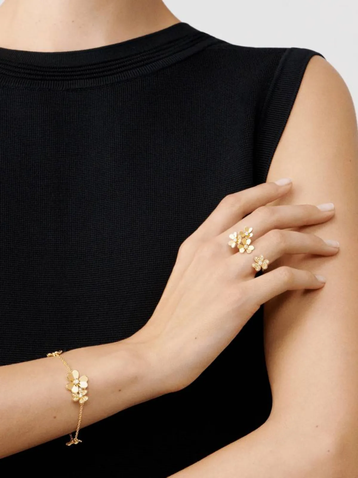 خاتم Frivole بين الأصابع من فان كليف أند آربلز Van Cleef & Arpels