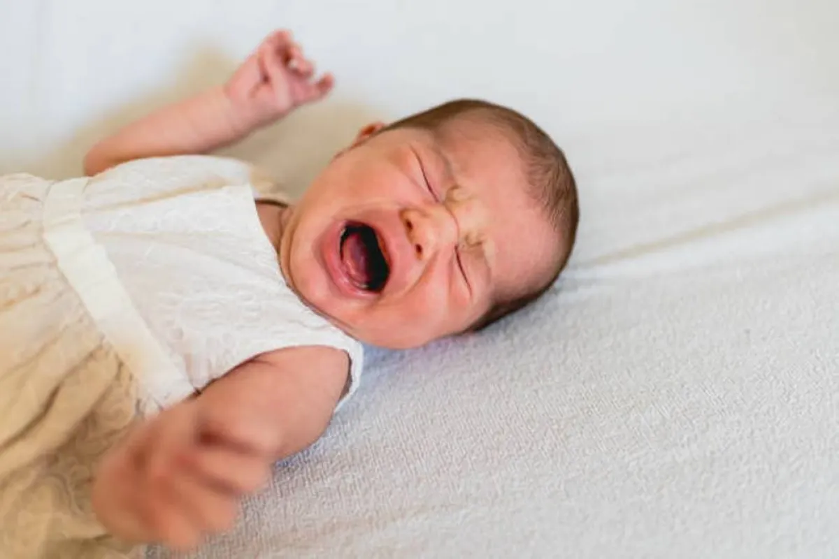 صورة لطفلة تبكي بشدة، بسبب الهزّ العنيف ونتائجه