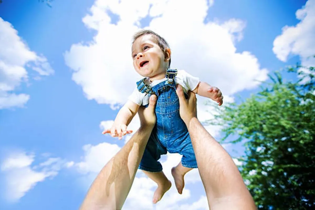 صورة لطفل رضيع يتعرض للهزّ، على سبيل المداعبة