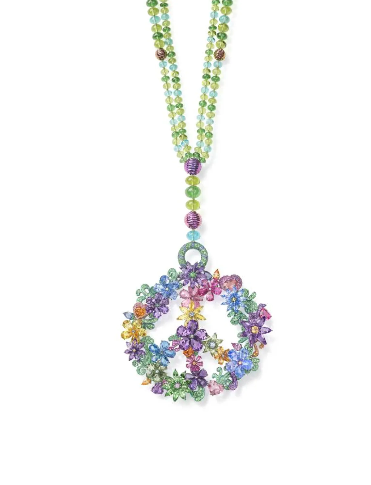 قلادة تنتظم فيها خرزات من الزبرجد ، والتسافوريت والأباتيت وغيرها من الأحجار الكريمة 