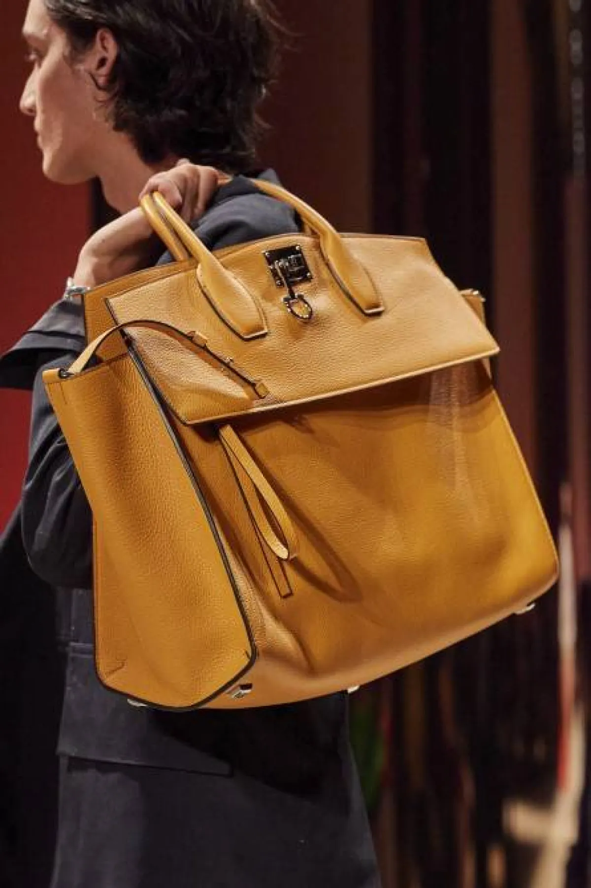 حقيبة جلدية صفراء من فيراغامو