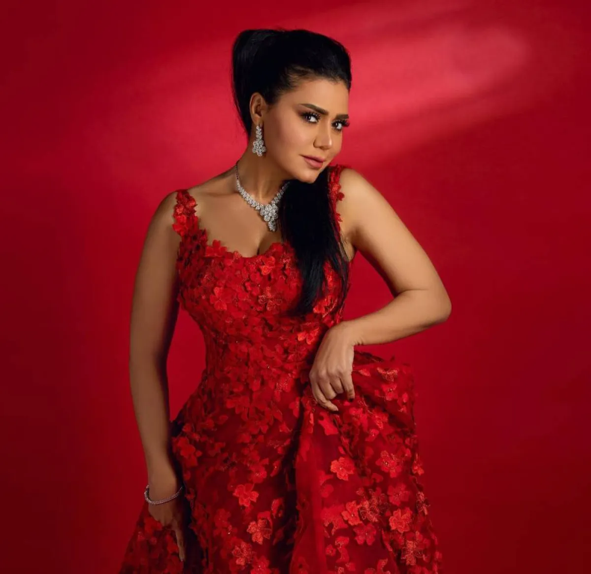 تسريحات شعر مرفوعة من وحي رانيا يوسف