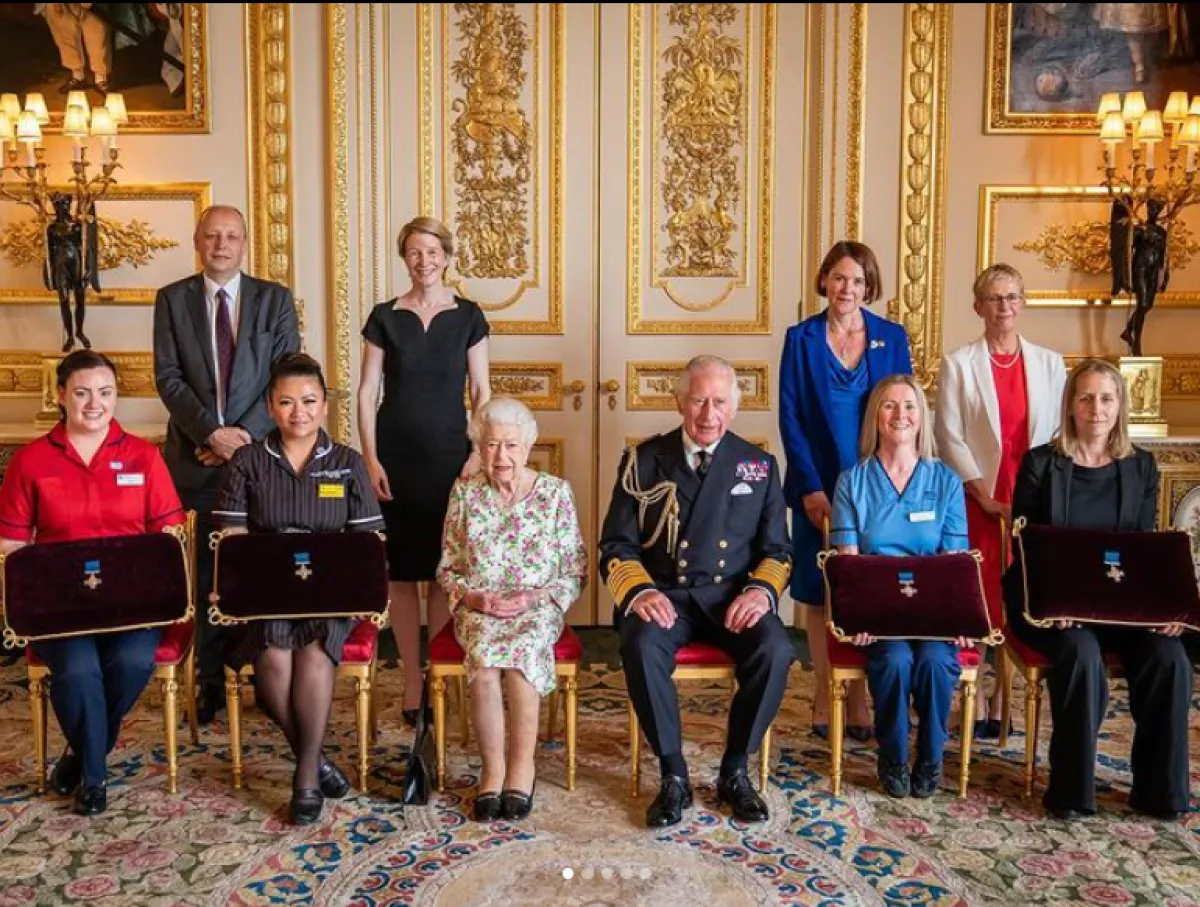 الملكة إليزابيث والأمير تشارلز 