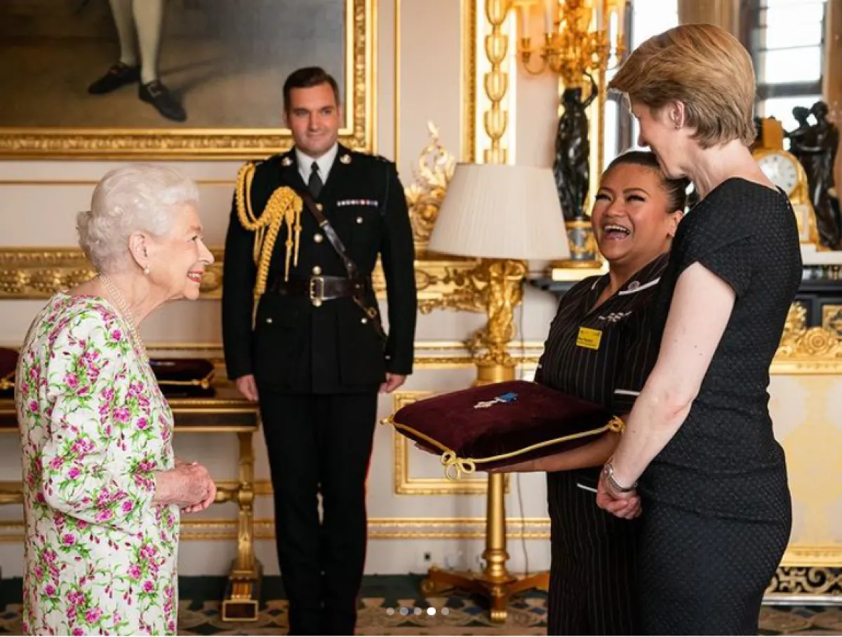 الملكة إليزابيث تكرّم الممرضة ماي بارسونز- الصورة من حساب العائلة الملكية في إنستغرام