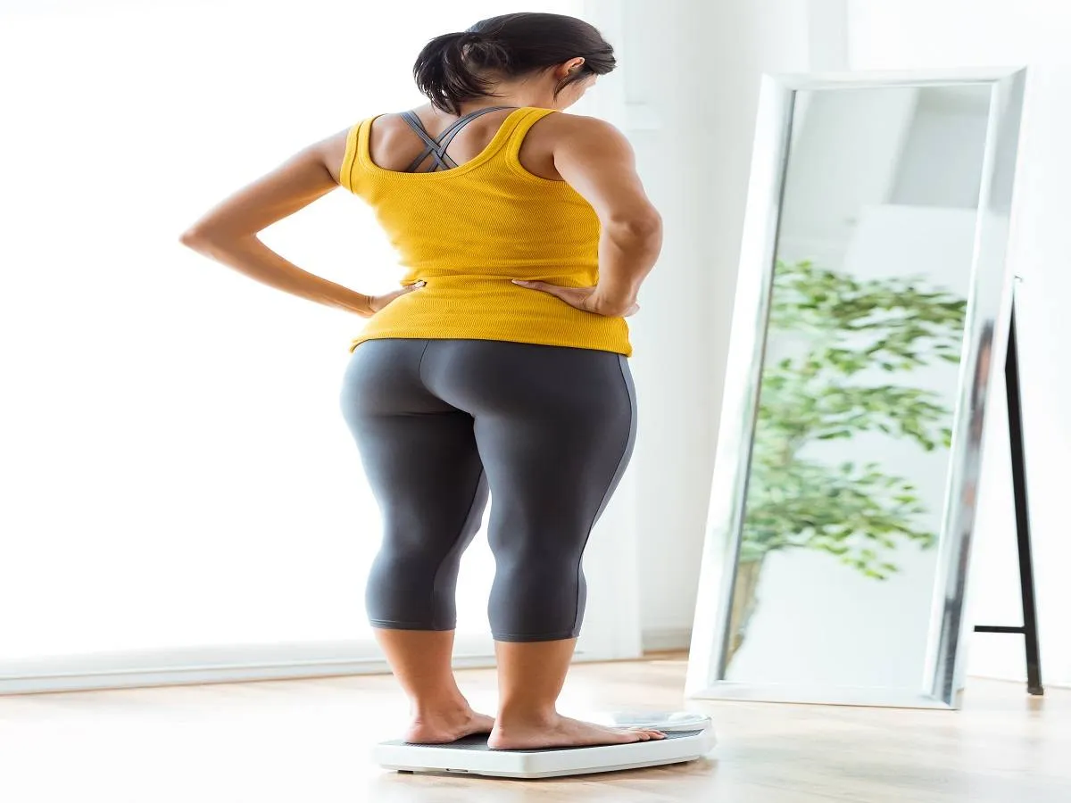 صورة لامرأة تزن نفسها