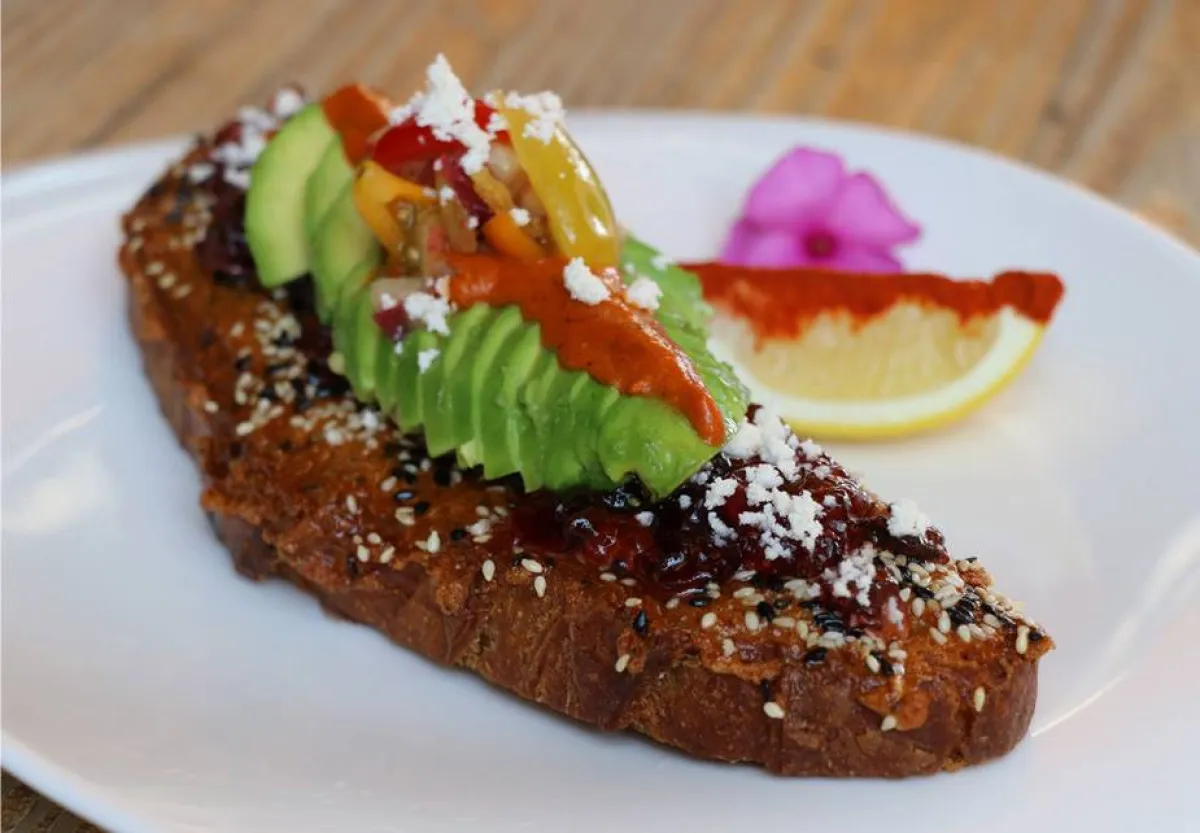 الروبيان بالسمسم مع شرائح الأفوكادو