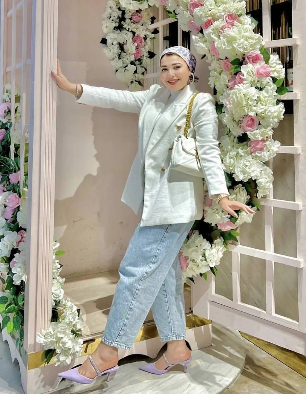 حنان الحكيم بالبليزر مع الجينز الفضفاض