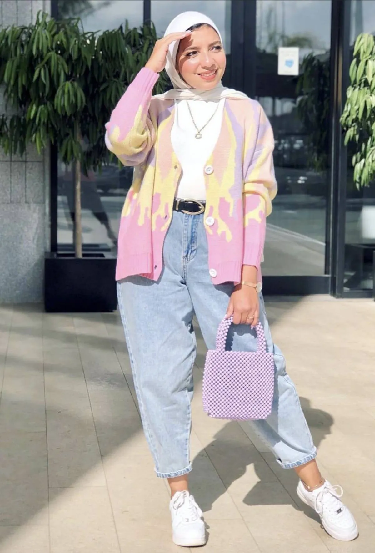 سارة ثروت بالجينز الفضفاض