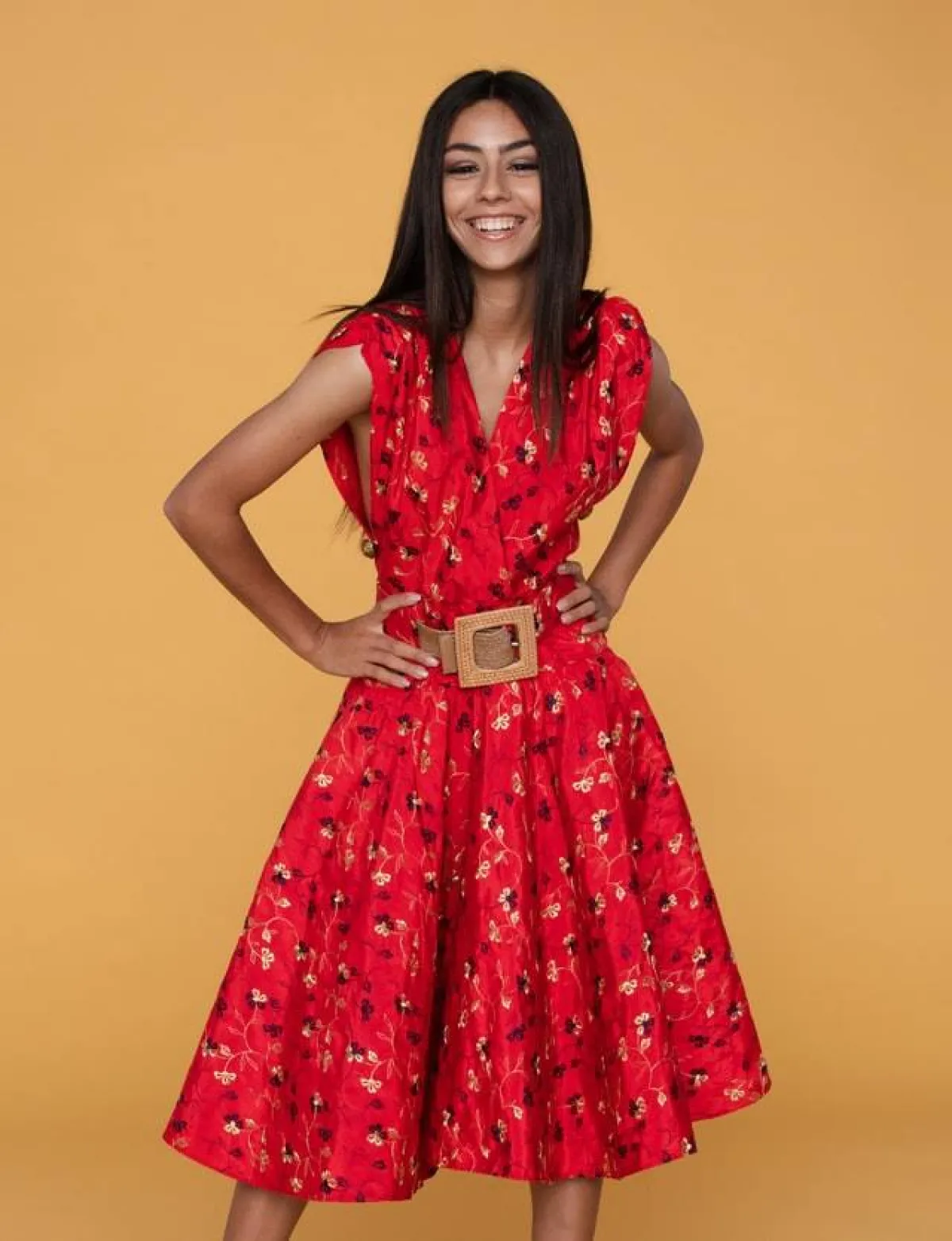 الفستان الأحمر