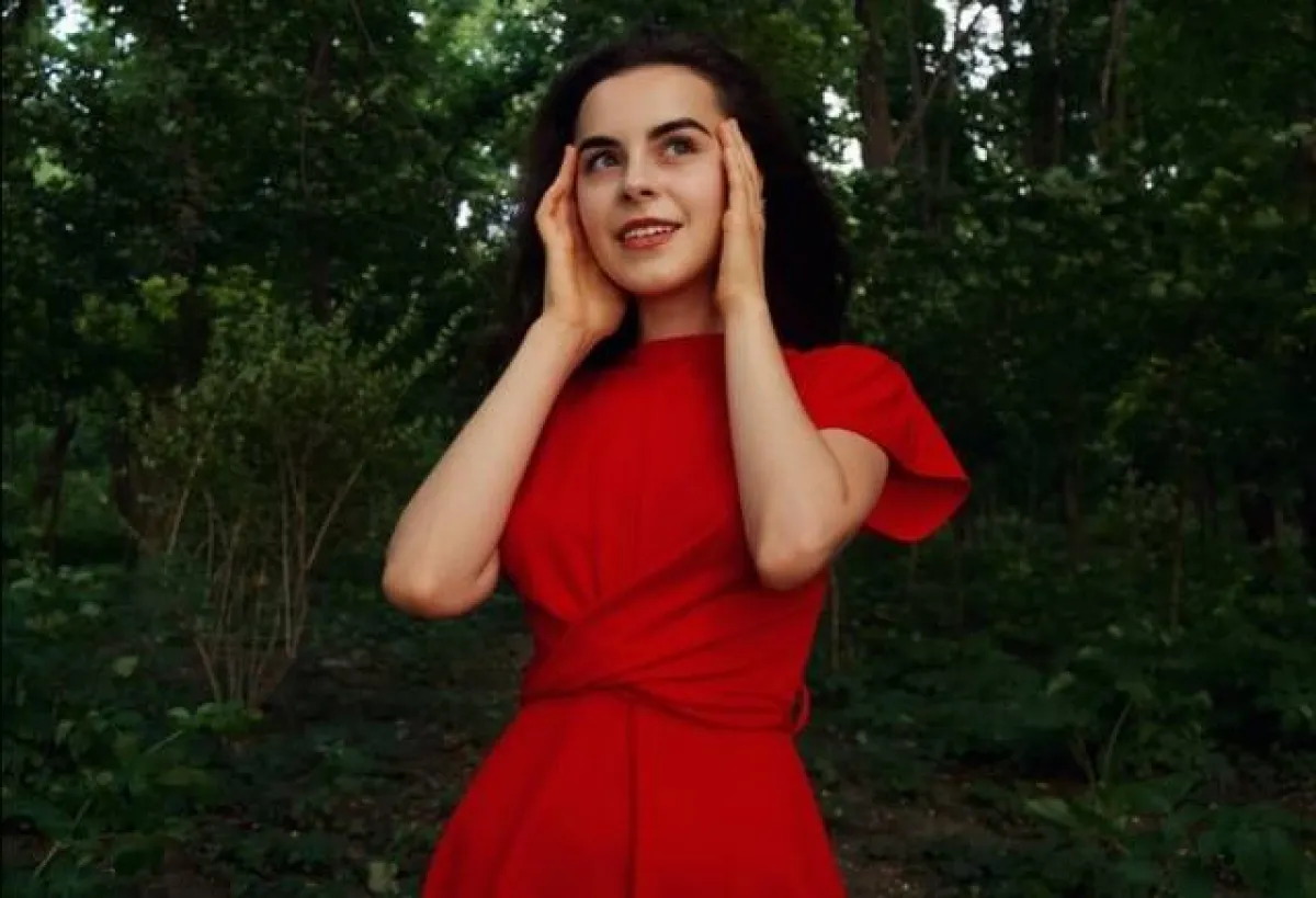 الفستان الأحمر