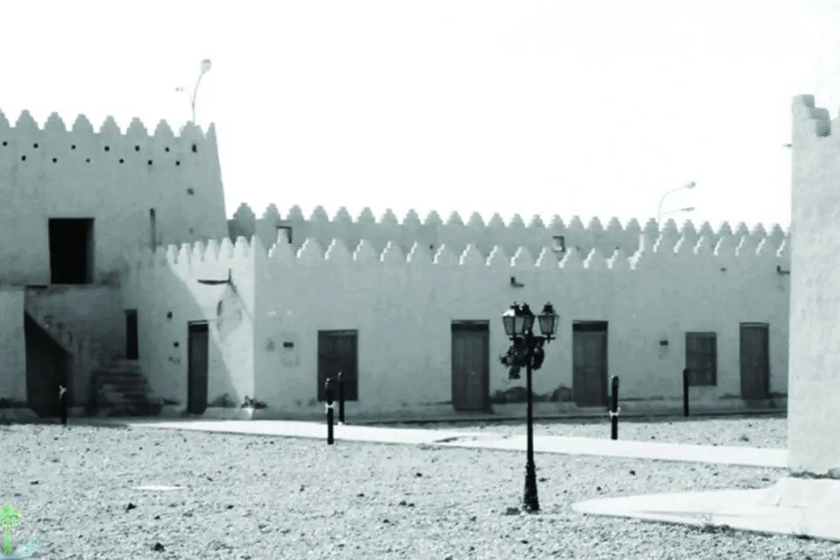 تظهر الصورة قصر عالي