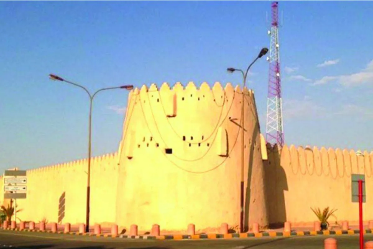 تظهر الصورة قصر عالي 