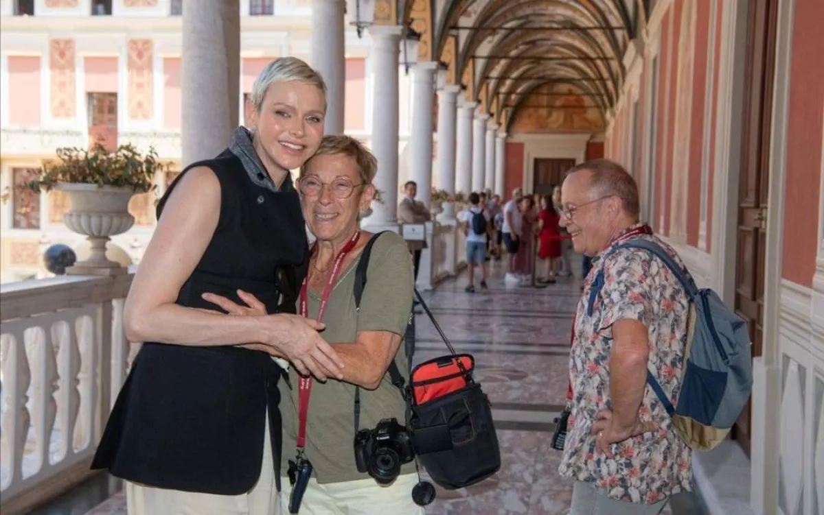 الأميرة شارلين تندمج مع السياح- الصورة من حساب البيت الملكي بموناكو على إنستغرام