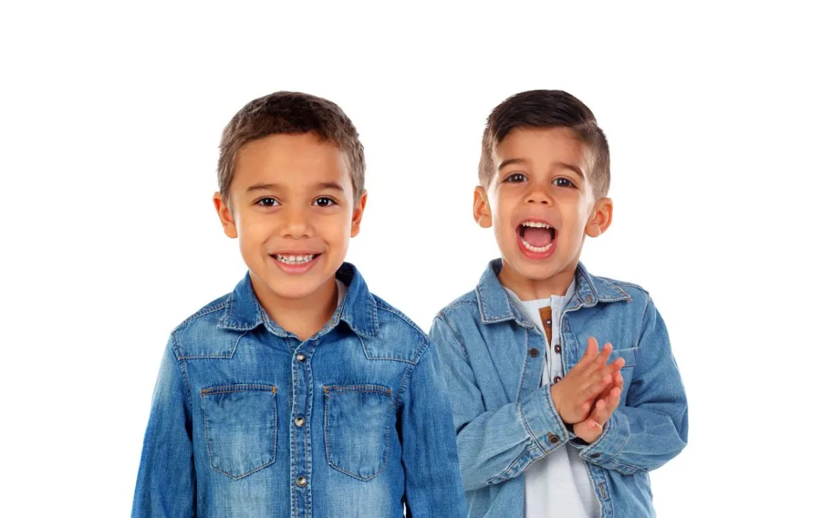 صورة لتوأم يتحدثان