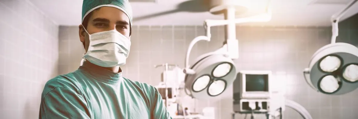 صورة لطبيب يستعد للجراحة