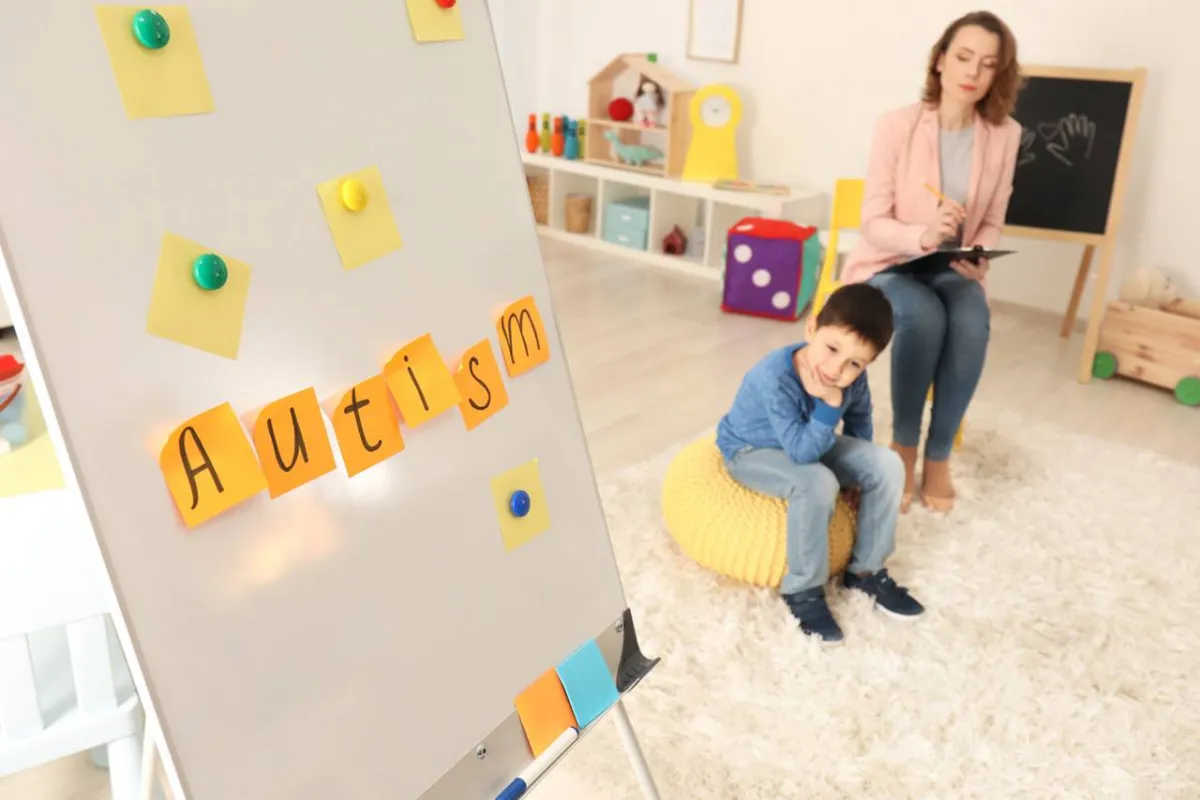 صورة لطفل مصاب بالتوحد