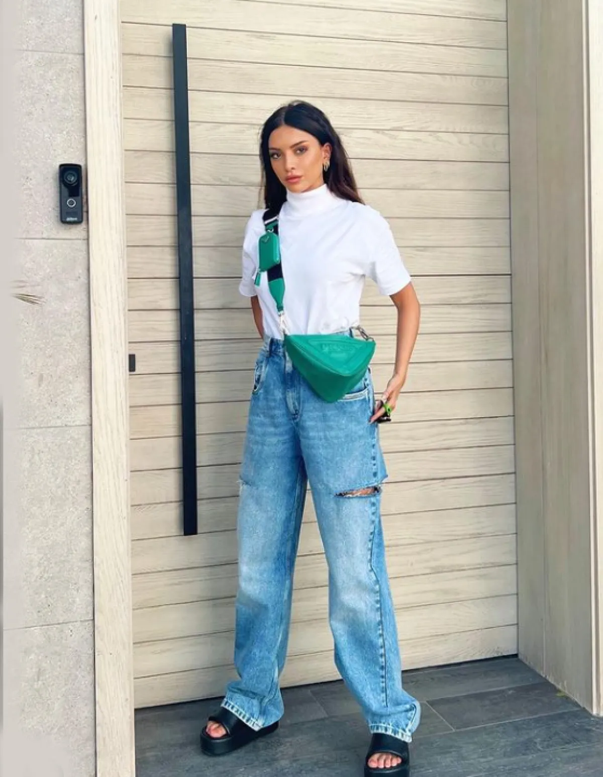 نتالي فنج ترتدي الدنيم الممزق