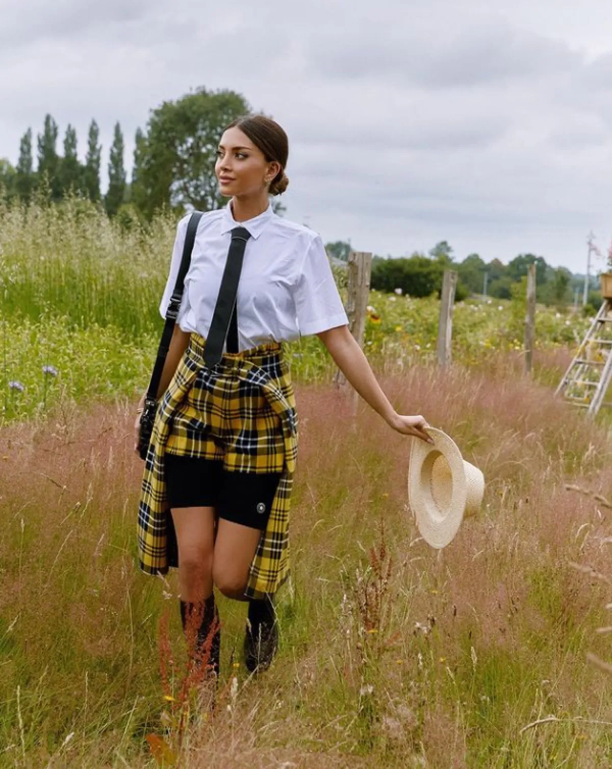 نتالي فنج ترتدي ربطة العنق