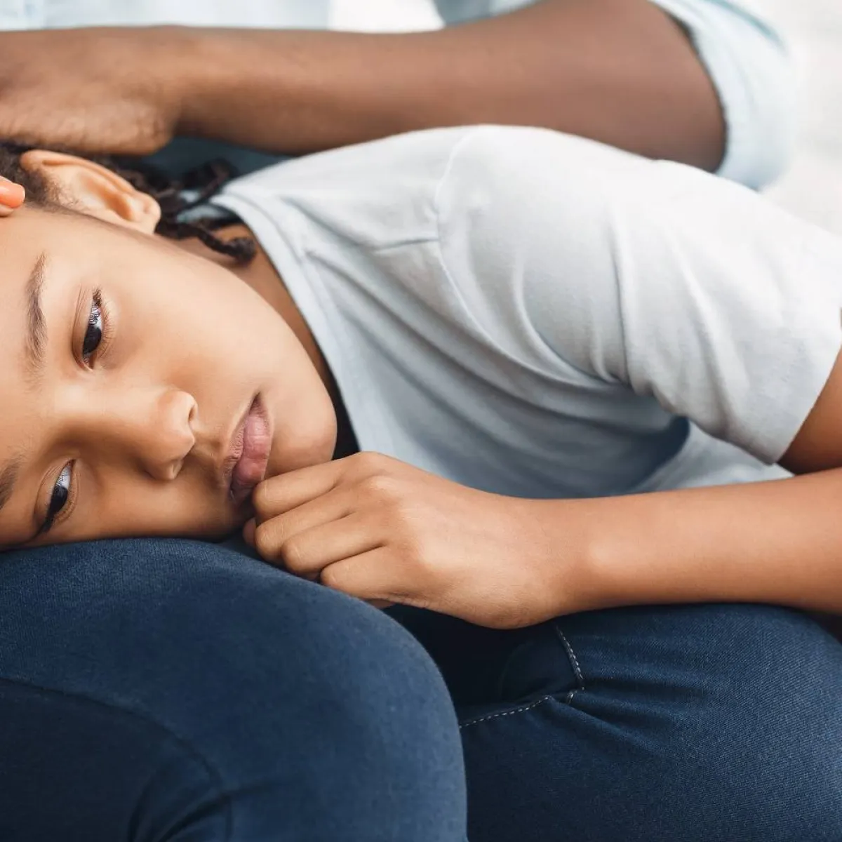 صورة لطفلة مستسلمة