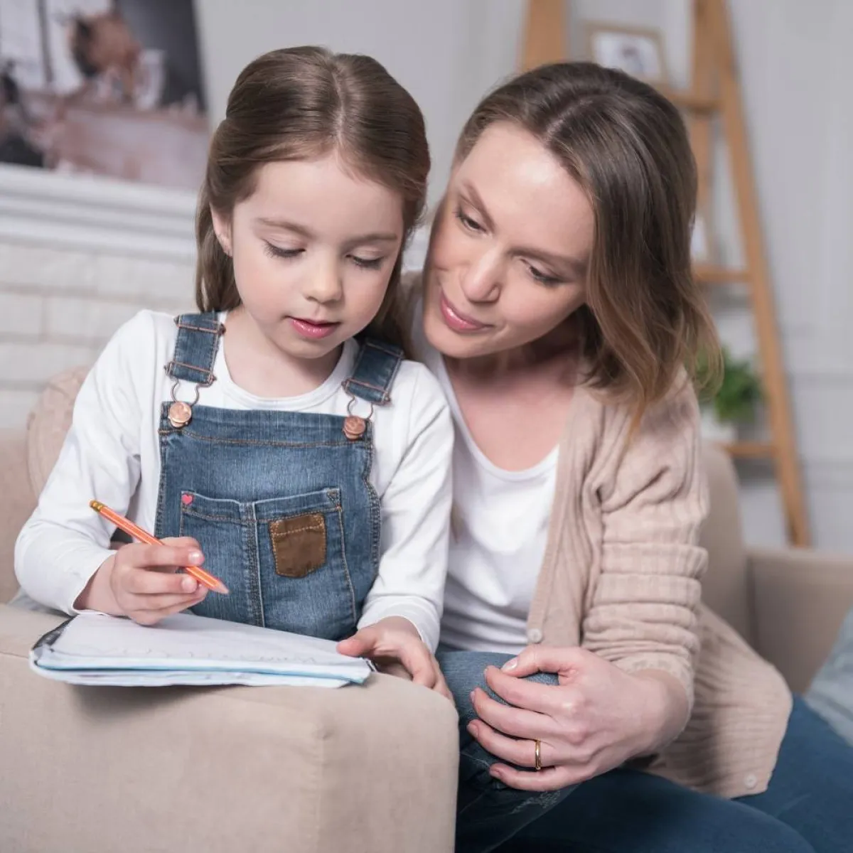 صورة لطفلة وأمها