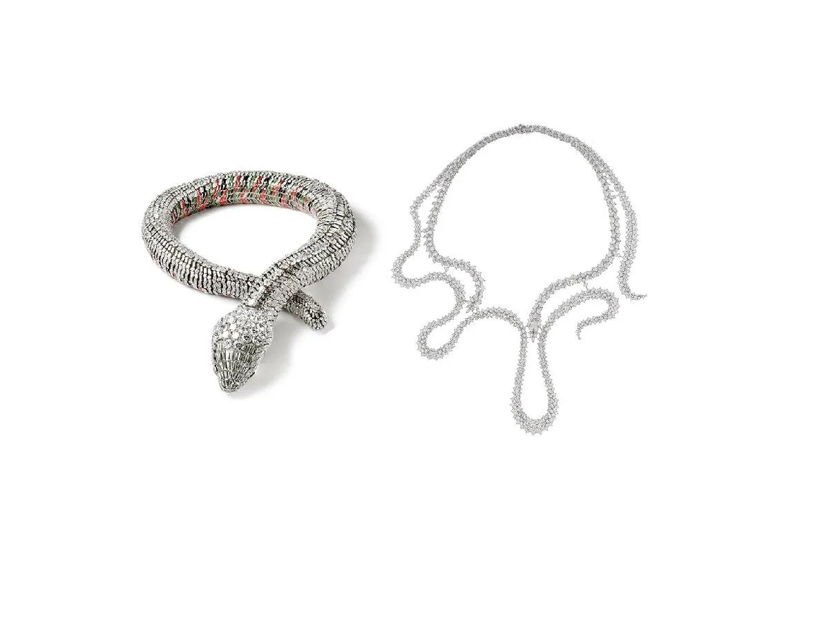 عقود شوكر بتصميم الأفعى.. الألماس يزيد من سحرها لإطلالة راقية