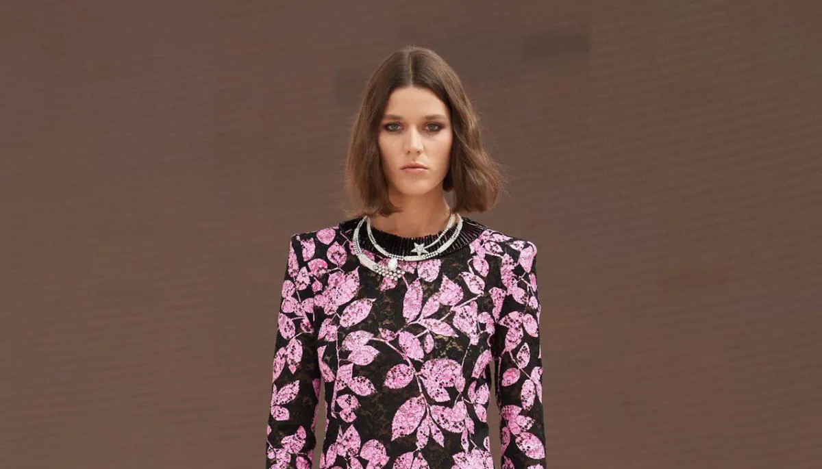 إطلالة العارضة العالمية فيفيان رونر Vivienne Rohner من عرض شانيل ضمن أسبوع الهوت كوتور 2022 