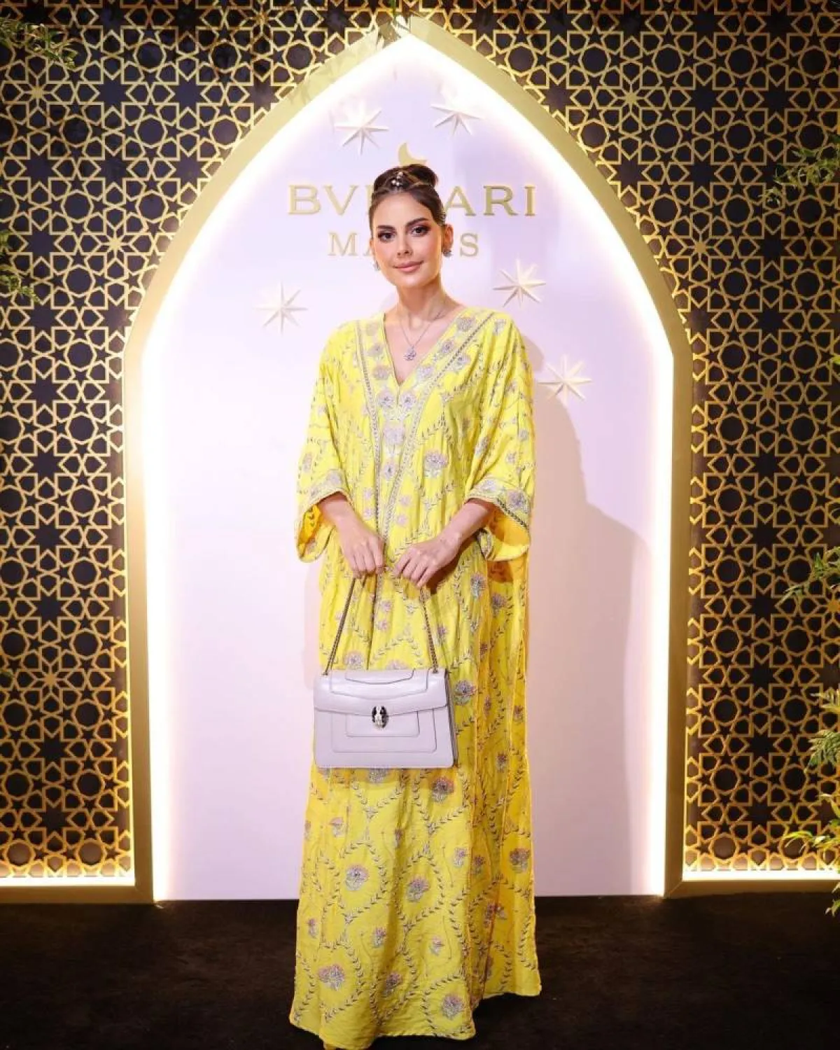 تمارا القباني بعباية راقية باللون الأصفر 