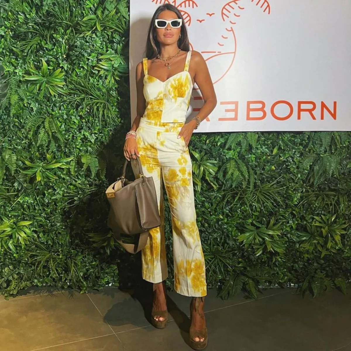 فوز العهد بإطلالة كاجوال باللون الأصفر 