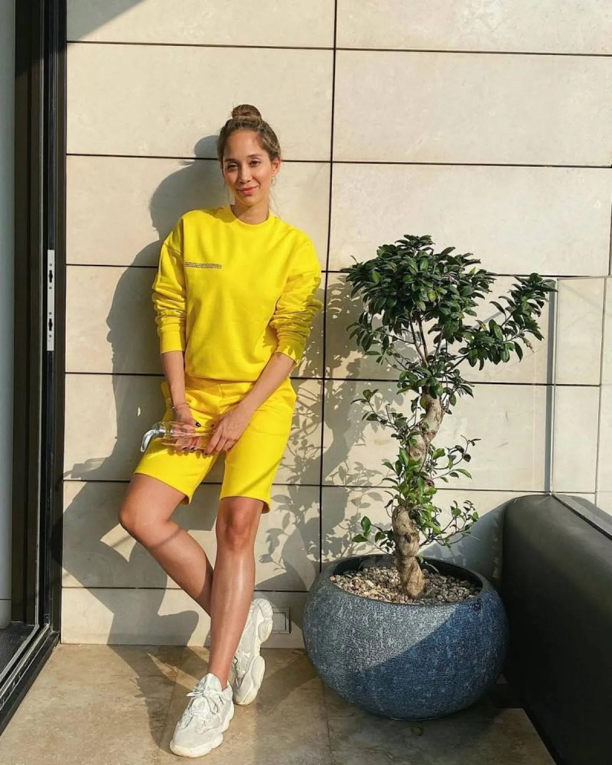 لانا الساحلي بطقم رياضي باللون الأصفر 