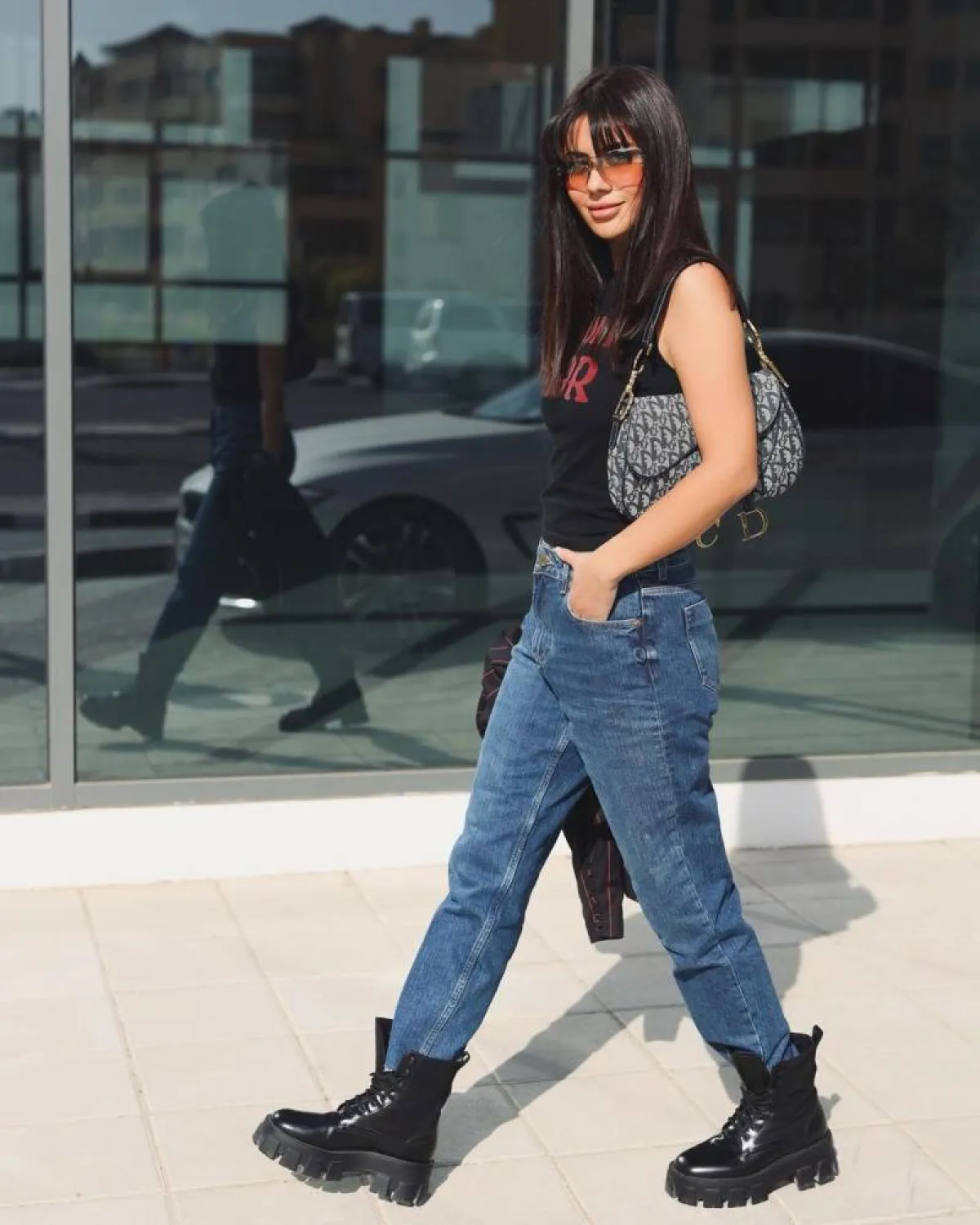 ديما الأسدي بسروال جينز كاجوال 