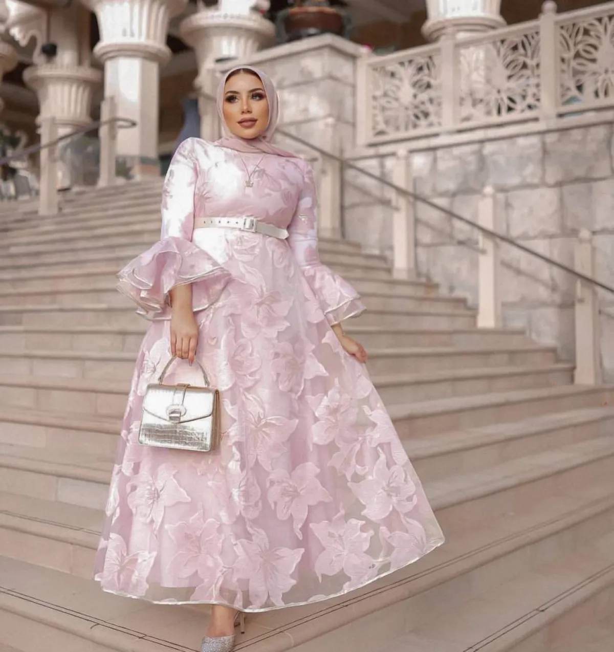 الفساتين الموردة