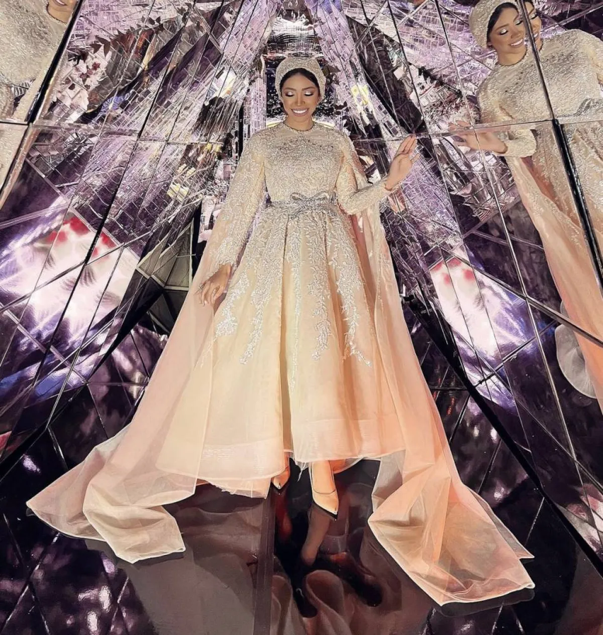 الفستان بالذيل الطويل