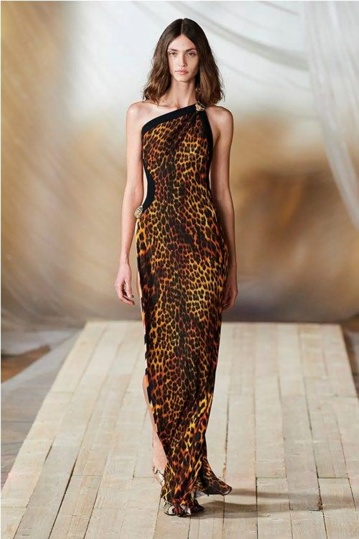 فستان مزيّن بنقشة الحيوانات من روبرتو كافالي  Roberto Cavalli