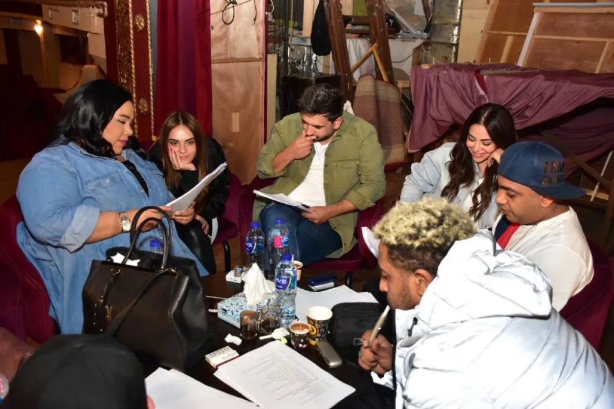 بروفات مسرحية عائلة تس  - الصورة من حساب مصطفى خاطر على انستغرام