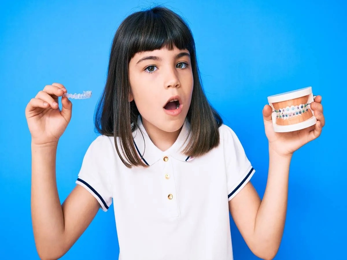 صورة لطفلة تحمل واقي اسنان