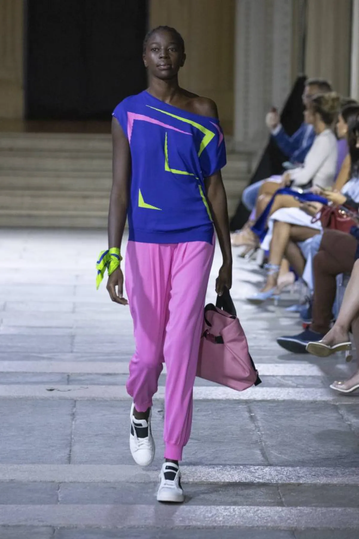 تنسيق اللون الأزرق مع الوردي