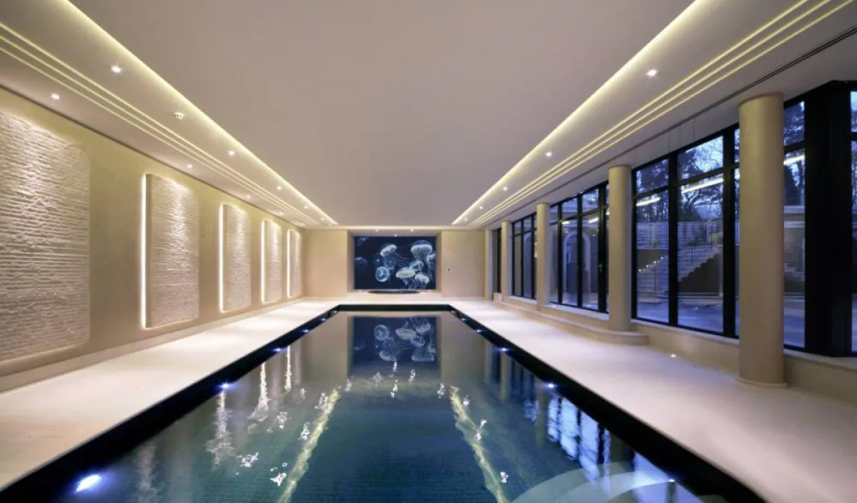 حمام السباحة الداخلي يعكس الترف