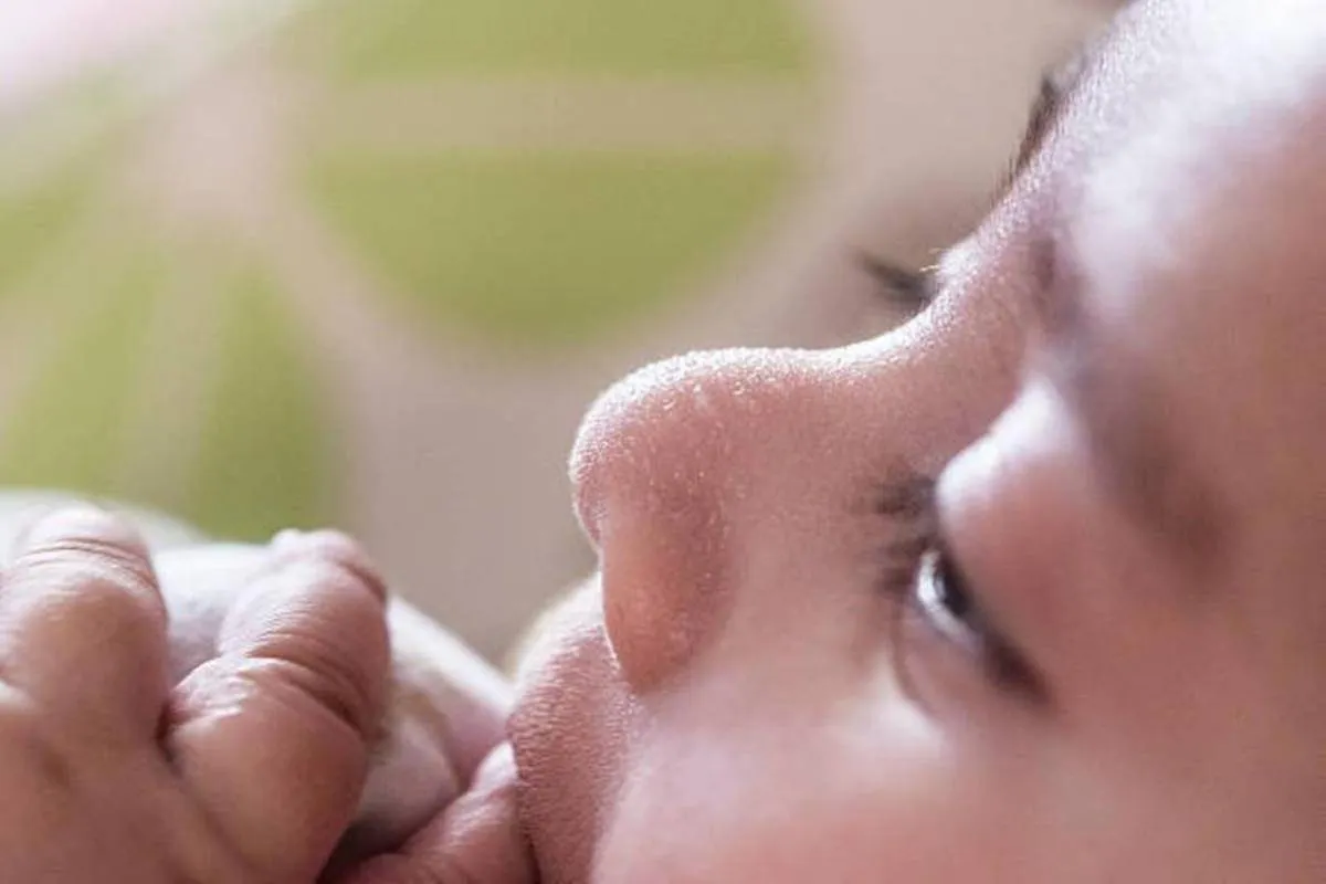 صورة لطفل مصاب بارتفاع حرارته