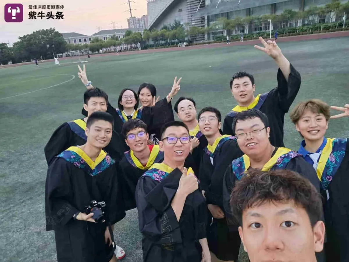 الطلبة أثناء حفل تخرجهم- الصورة من موقع  en.people.cn