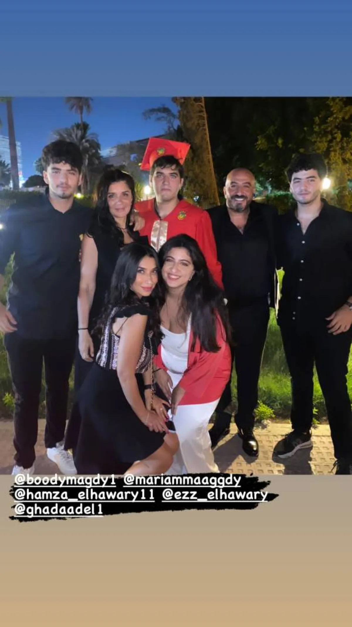 مجدي الهواري وطليقته غادة عادل وشقيقتها مها ومريم وأشقاؤها الثلاثة- الصورة من ستوري مجدي على إنستغرام