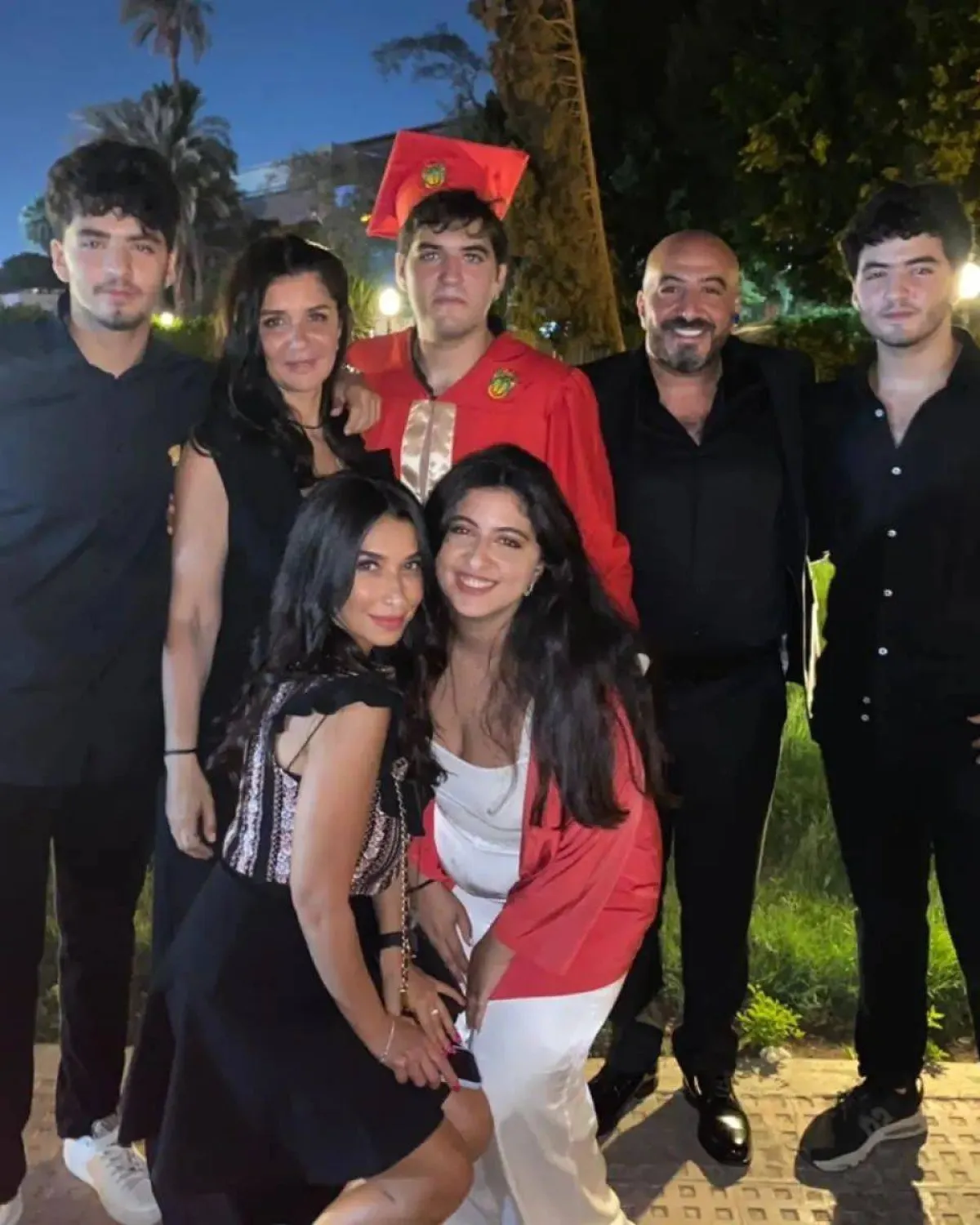 غادة عادل والمخرج مجدي الهواري وأولادهما الأربعة وشقيقتها مها - الصورة من ستوري مجدي على إنستغرام