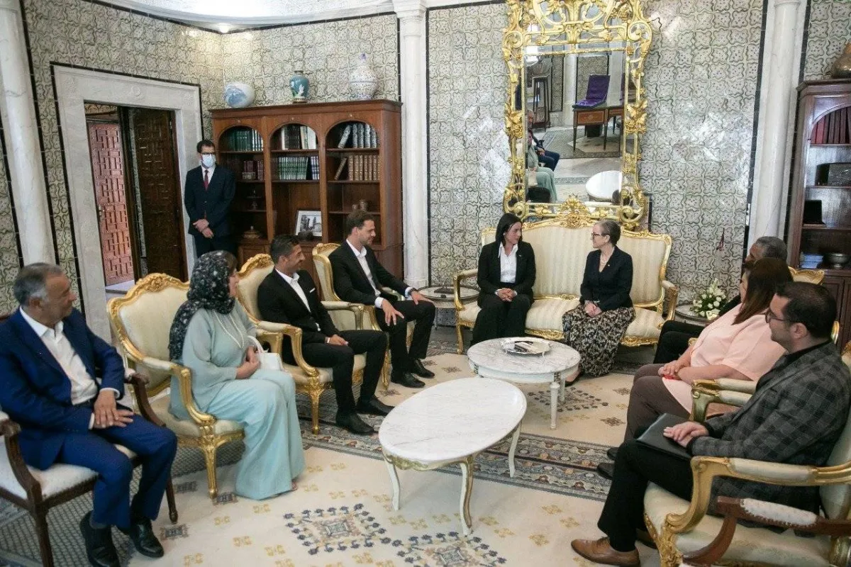 رئيسة الحكومة تكرم انس جابر وقد حضرت والدتها ووالدها الجلسة  الصورة  من موقع رئاسة الحكومة على الفيسبوك