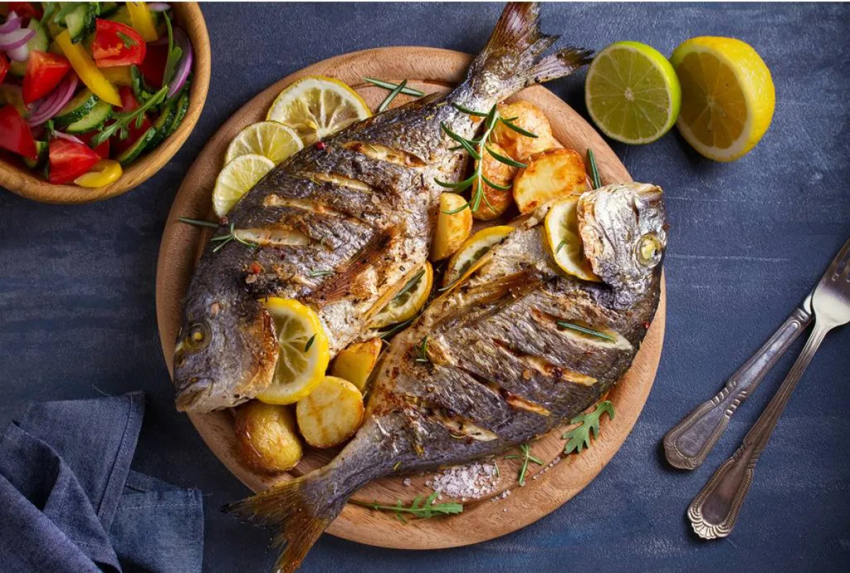 لا يغفل عن غنى الأسماك وثمار البحر بالبروتين ذي الجودة العالية