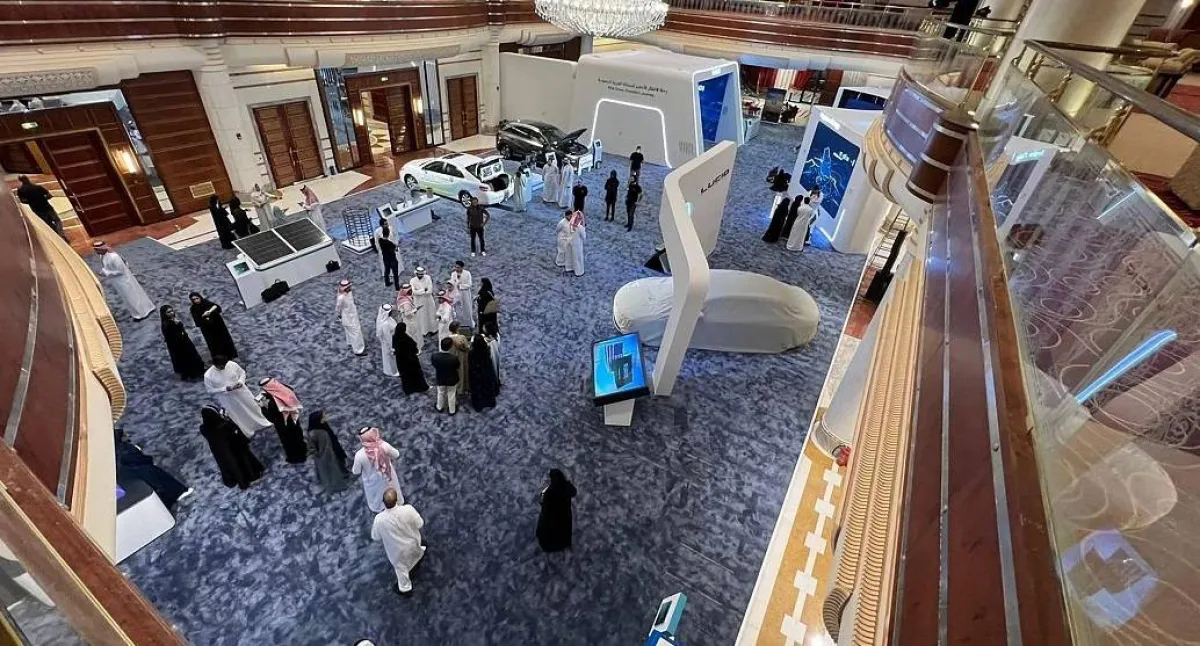 يشرح المعرض للزوار مبادرتي "السعودية الخضراء"، و"الشرق الأوسط الأخضر". الصورة من "واس"