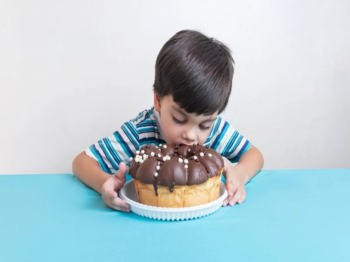 صورة لطفل يتناول كعك الشوكولاته
