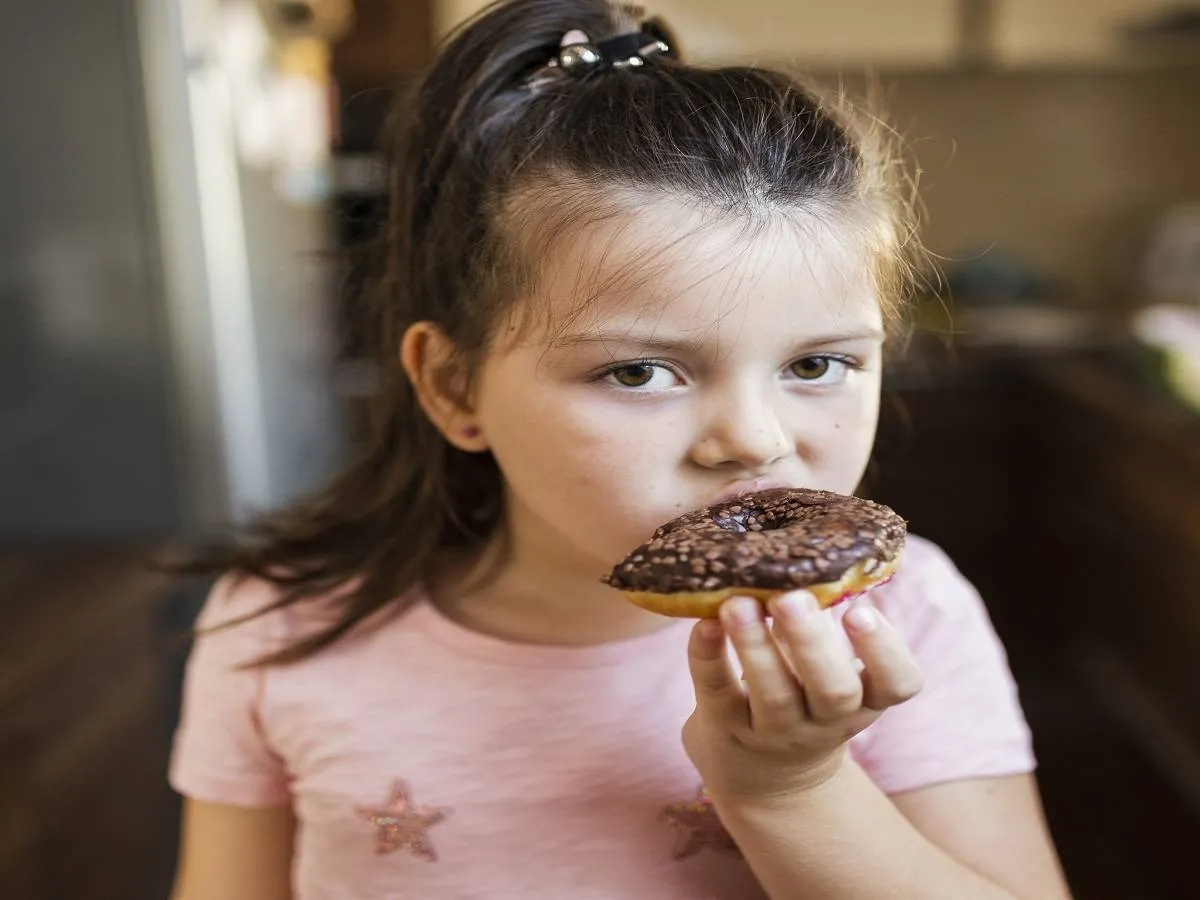 صورة لطفلة تتناول الشوكولاته