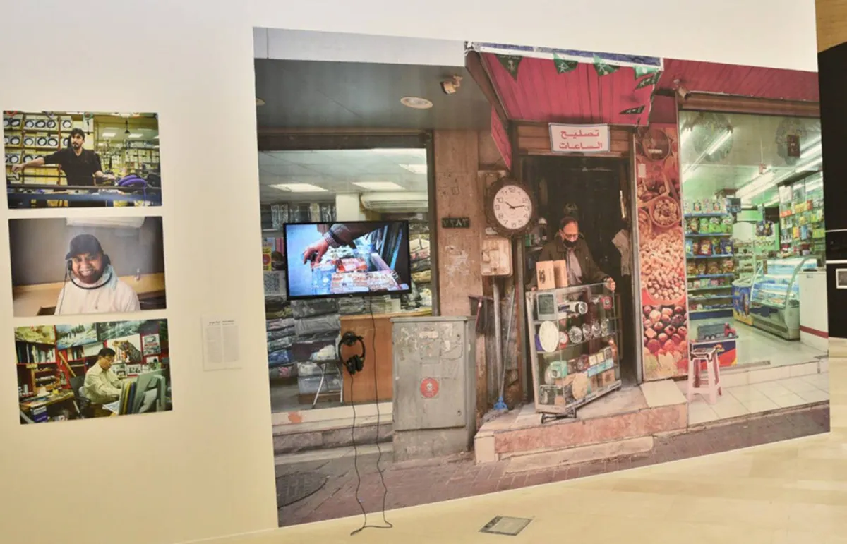 عدد من اللوحات التي استوقفت الكثير من الزائرين للمعرض