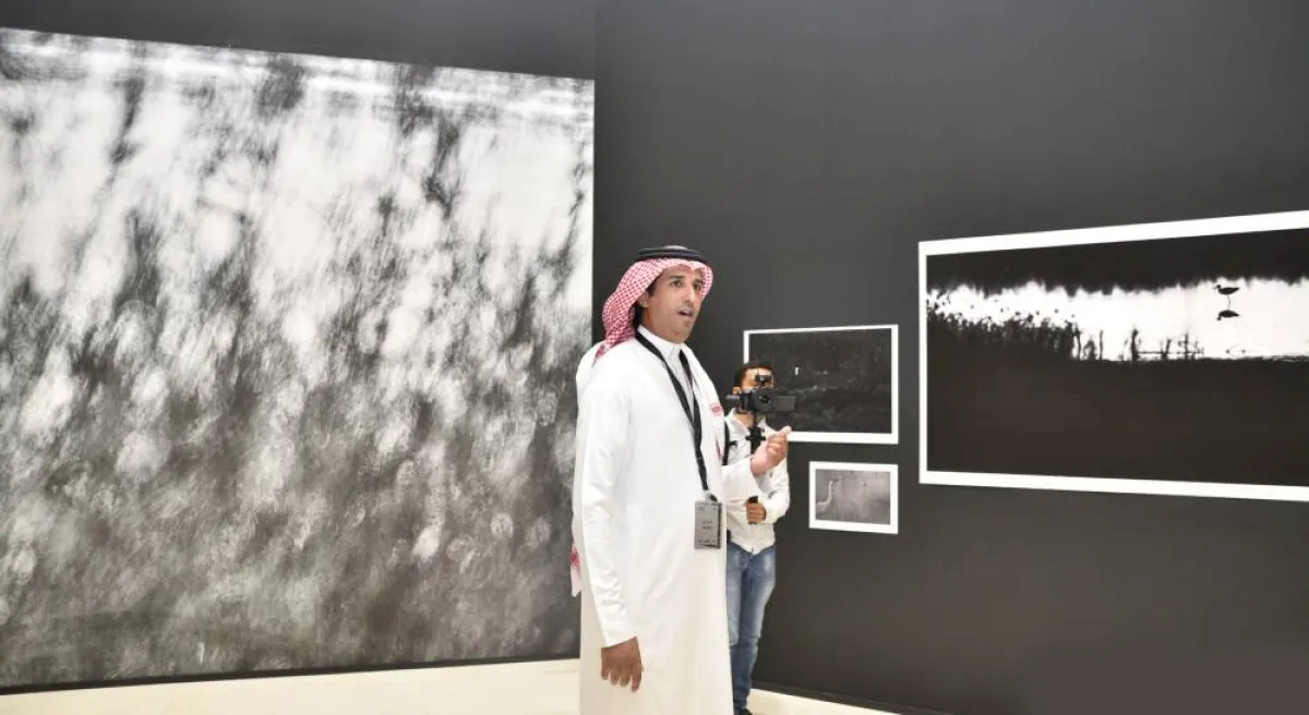 الفنان طالب المري  يستعرض حكاية احدى رسوماته