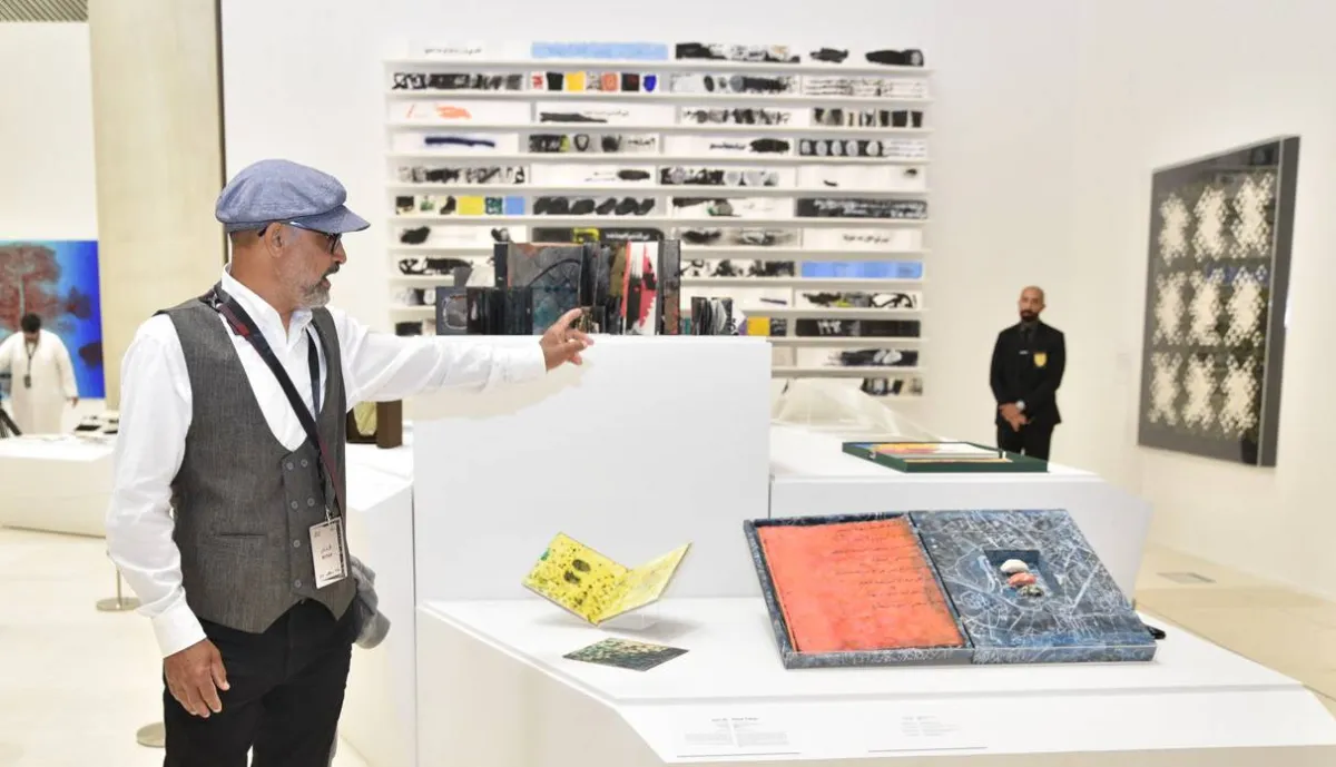 الرسام العراقي غسان غائب يقدم شرحا عن أعماله الفنية في المعرض